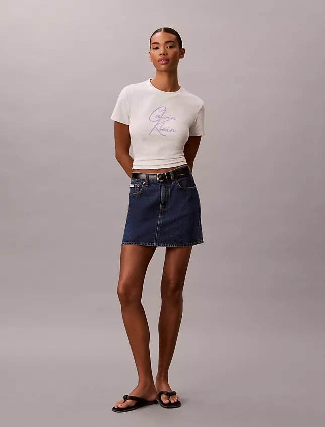 T-shirt justa com logótipo em relevo T-shirt justa com logótipo em relevo