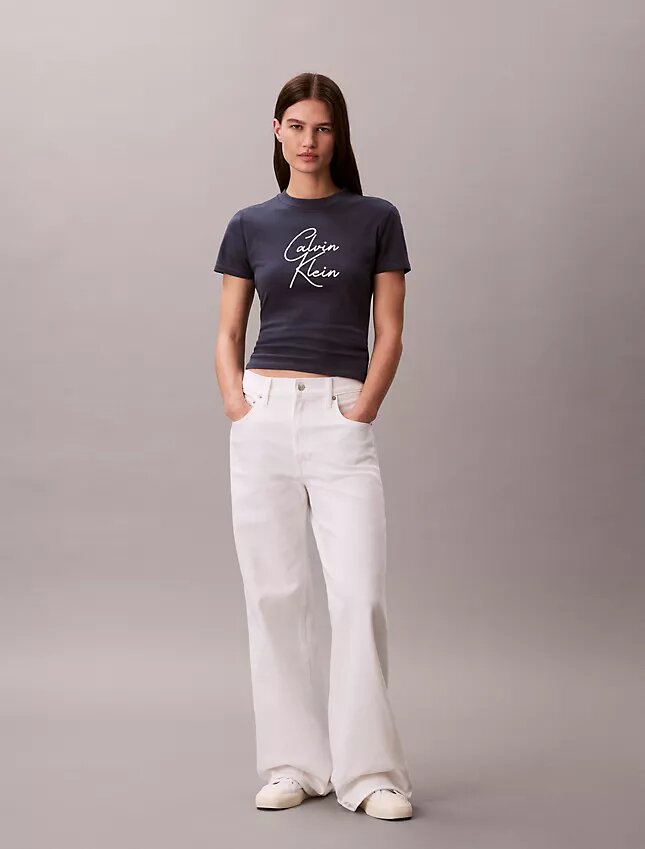 T-shirt justa com logótipo em relevo T-shirt justa com logótipo em relevo
