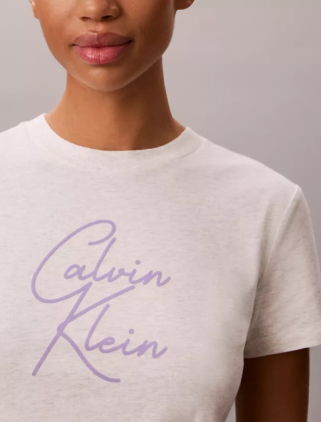 T-shirt justa com logótipo em relevo T-shirt justa com logótipo em relevo
