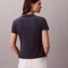 T-shirt justa com logótipo em relevo T-shirt justa com logótipo em relevo