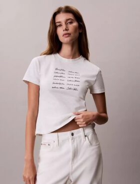 T-shirt justa com logótipo em tipo de letra