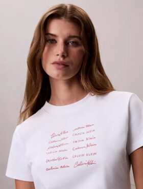 T-shirt justa com logótipo em tipo de letra