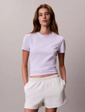 T-shirt justa com logótipo em tipo de letra