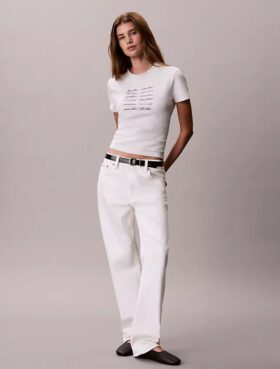 T-shirt justa com logótipo em tipo de letra