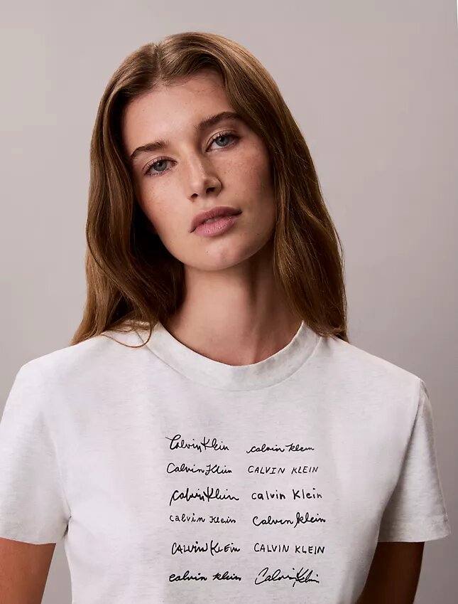 T-shirt justa com logótipo em tipo de letra T-shirt justa com logótipo em tipo de letra
