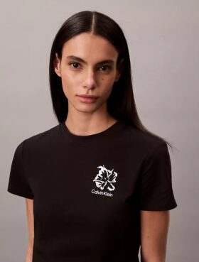 T-shirt justa com logótipo floral