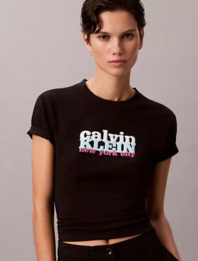 T-shirt justa com logótipo gráfico contrastante