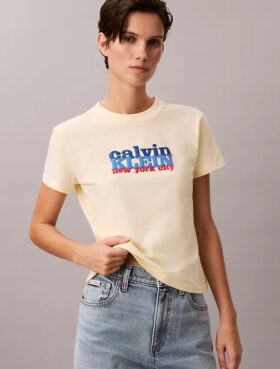 T-shirt justa com logótipo gráfico contrastante