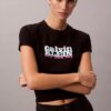 T-shirt justa com logótipo gráfico contrastante T-shirt justa com logótipo gráfico contrastante