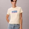 T-shirt justa com logótipo gráfico contrastante T-shirt justa com logótipo gráfico contrastante