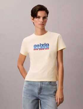 T-shirt justa com logótipo gráfico contrastante