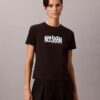 T-shirt justa com logótipo gráfico contrastante T-shirt justa com logótipo gráfico contrastante