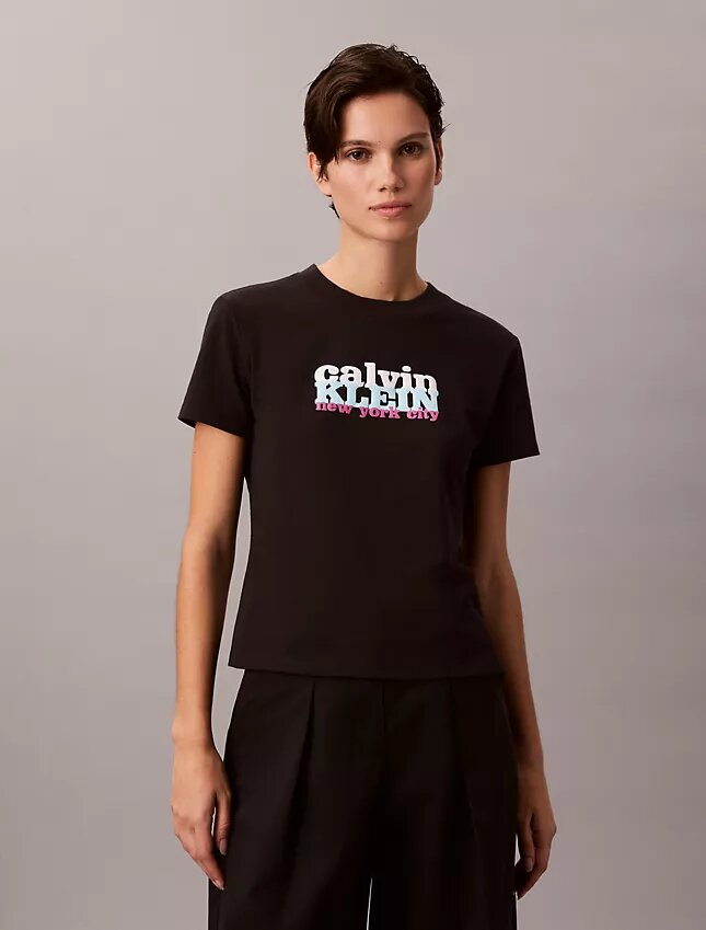 T-shirt justa com logótipo gráfico contrastante T-shirt justa com logótipo gráfico contrastante