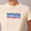 T-shirt justa com logótipo gráfico contrastante T-shirt justa com logótipo gráfico contrastante