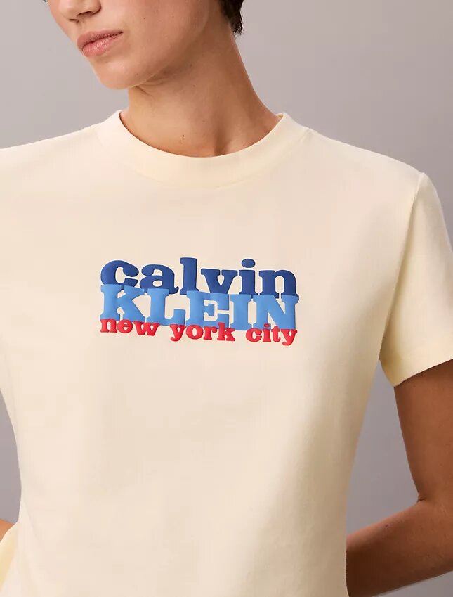 T-shirt justa com logótipo gráfico contrastante T-shirt justa com logótipo gráfico contrastante