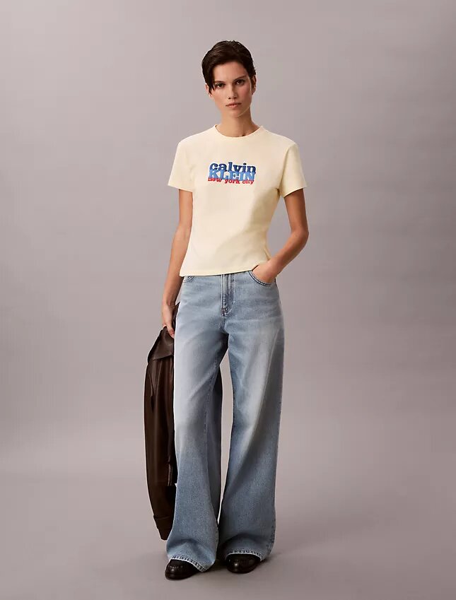 T-shirt justa com logótipo gráfico contrastante T-shirt justa com logótipo gráfico contrastante