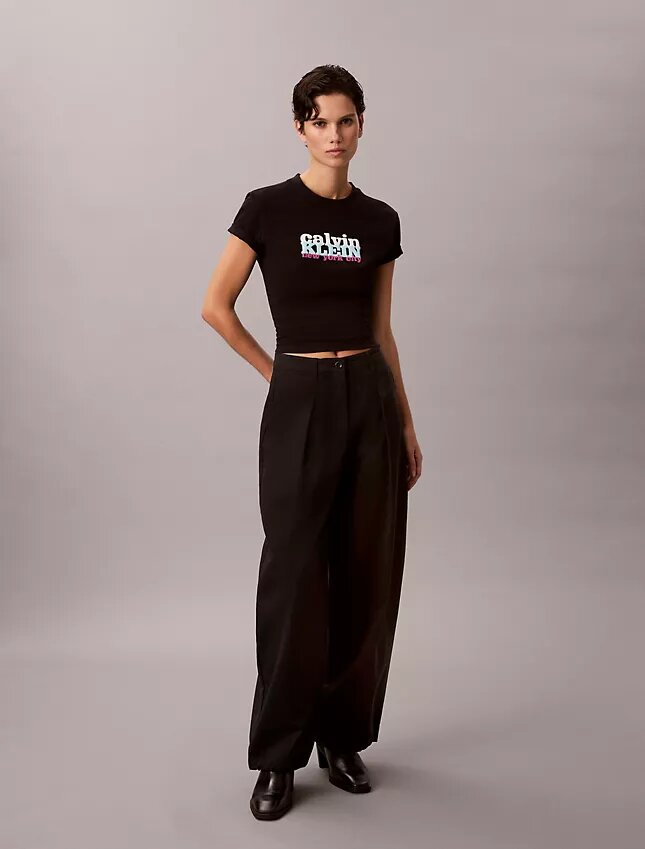 T-shirt justa com logótipo gráfico contrastante T-shirt justa com logótipo gráfico contrastante