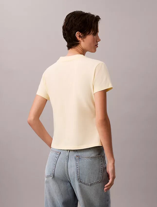 T-shirt justa com logótipo gráfico contrastante T-shirt justa com logótipo gráfico contrastante
