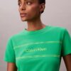 T-shirt justa com logótipo gráfico às riscas T-shirt justa com logótipo gráfico às riscas