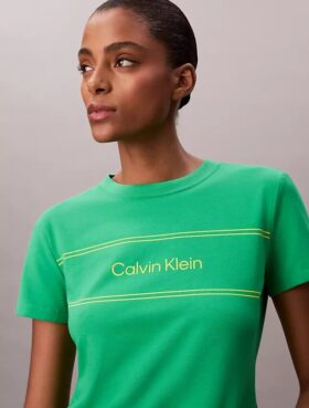 T-shirt justa com logótipo gráfico às riscas