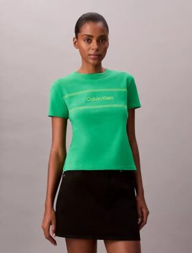 T-shirt justa com logótipo gráfico às riscas