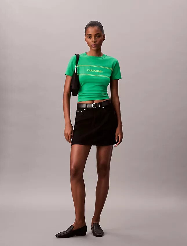 T-shirt justa com logótipo gráfico às riscas T-shirt justa com logótipo gráfico às riscas