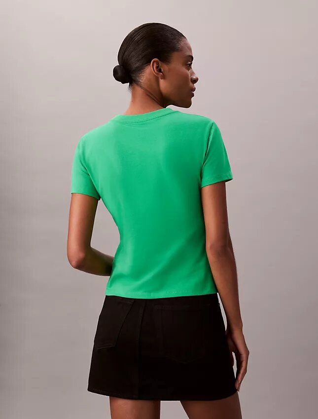 T-shirt justa com logótipo gráfico às riscas T-shirt justa com logótipo gráfico às riscas