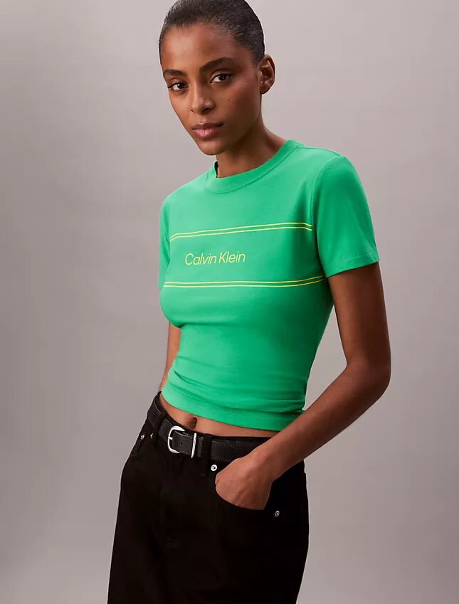 T-shirt justa com logótipo gráfico às riscas T-shirt justa com logótipo gráfico às riscas