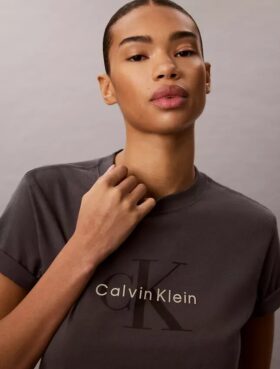 T-shirt Monologo com lavagem ácida