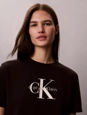 T-shirt Monologo com lavagem ácida