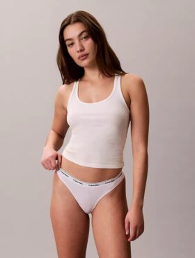 Thong com logótipo icónico