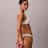 Thong com logótipo icónico