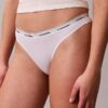 Thong com logótipo icónico
