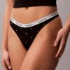 Thong com logótipo icónico