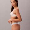 Thong com logótipo icónico