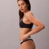Thong com logótipo icónico