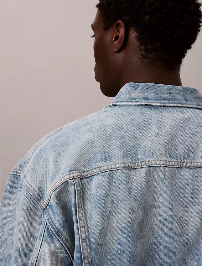 Trucker Jacket em Denim dos anos 90 com Monogram em toda a peça Trucker Jacket em Denim dos anos 90 com Monogram em toda a peça