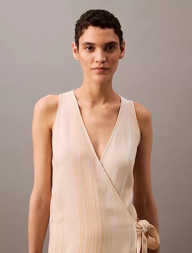 Vestido Midi Envolvente com Riscas Fluidas Vestido Midi Envolvente com Riscas Fluidas
