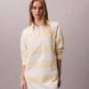 Vestido mini polo com riscas universitárias