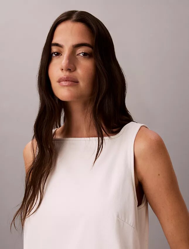 Vestido reto em Denim com decote em V Vestido reto em Denim com decote em V