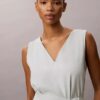 Vestido sem mangas com decote em V e cinto, em mistura de linho
