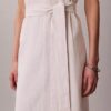 Vestido sem mangas com decote em V e cinto, em mistura de linho