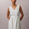 Vestido sem mangas com decote em V e cinto, em mistura de linho
