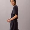 Vestido T-shirt com logótipo em malha interlock Vestido T-shirt com logótipo em malha interlock