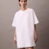 Vestido T-shirt curto e descontraído em algodão Vestido T-shirt curto e descontraído em algodão